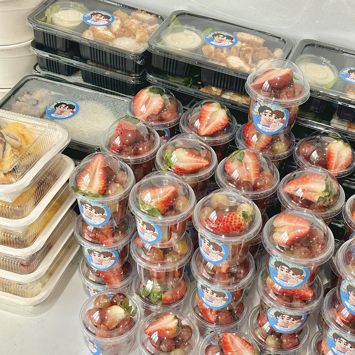 melloplsbrunch's tweet photo. ขอบคุณแฟนคลับ K. @Bank_mondop &amp; @mos_psl    มากๆค่า 💖🥰🎉✨
#moslhong 
#MosBank 
#foodsupport #foodsupportศิลปิน #foodsupportthailand #snackbox 

❥ สอบถามรายละเอียดที่ 🥑
Instagram : https://t.co/LlmZWgurwm
Line : @melloplsbrunch (มี@) 
คลิก ☑️ https://t.co/jBTzvwMZ55 https://t.co/hLQaDF7JMj