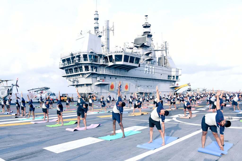 If the sea can calm itself....so can our minds! 🌊

Team #R11 carrying out #yoga at sea!

#IDY23
#INSVikrant 🇮🇳

@indiannavy
@moayush 
@IntlDayofYoga