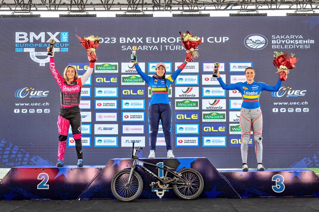 marianapajon's tweet photo. 🥇🥇🤝🏼🇹🇷 Teşekkürler Turquía. 
Cerrando con broche de Oro esta aventura de la Copa Europea con un fin de semana Perfecto.
Gracias a todo el equipo 🇨🇴 por creer en mi y estar a mi lado en este reto. Seguimos 🫡. 

Estos 🏆 también estarán en el museo en el Gran Fondito, inscriban a sus niños en: https://t.co/40oW4GGKJi

📸 @navadanet