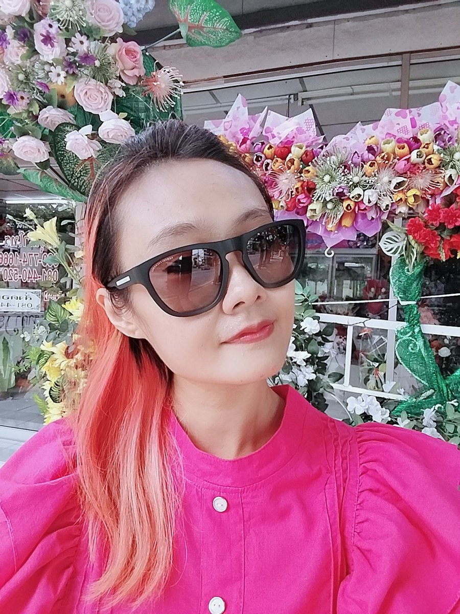 PunnieVIIIXVIII's tweet photo. (o^ ^o)/🌻こんにちは、皆さん。
Keep ur face always 2ward the sunshine & shadows will fall behind u !!
頑張ろ٩(ˊᗜˋ*)و✨️🍀
God bless u & ur family 🙏🏻😇✨️🍀
#GdAfternoon #GdWork #MotivationQuote #KeepGoing #Bless https://t.co/h8STY5pKRi