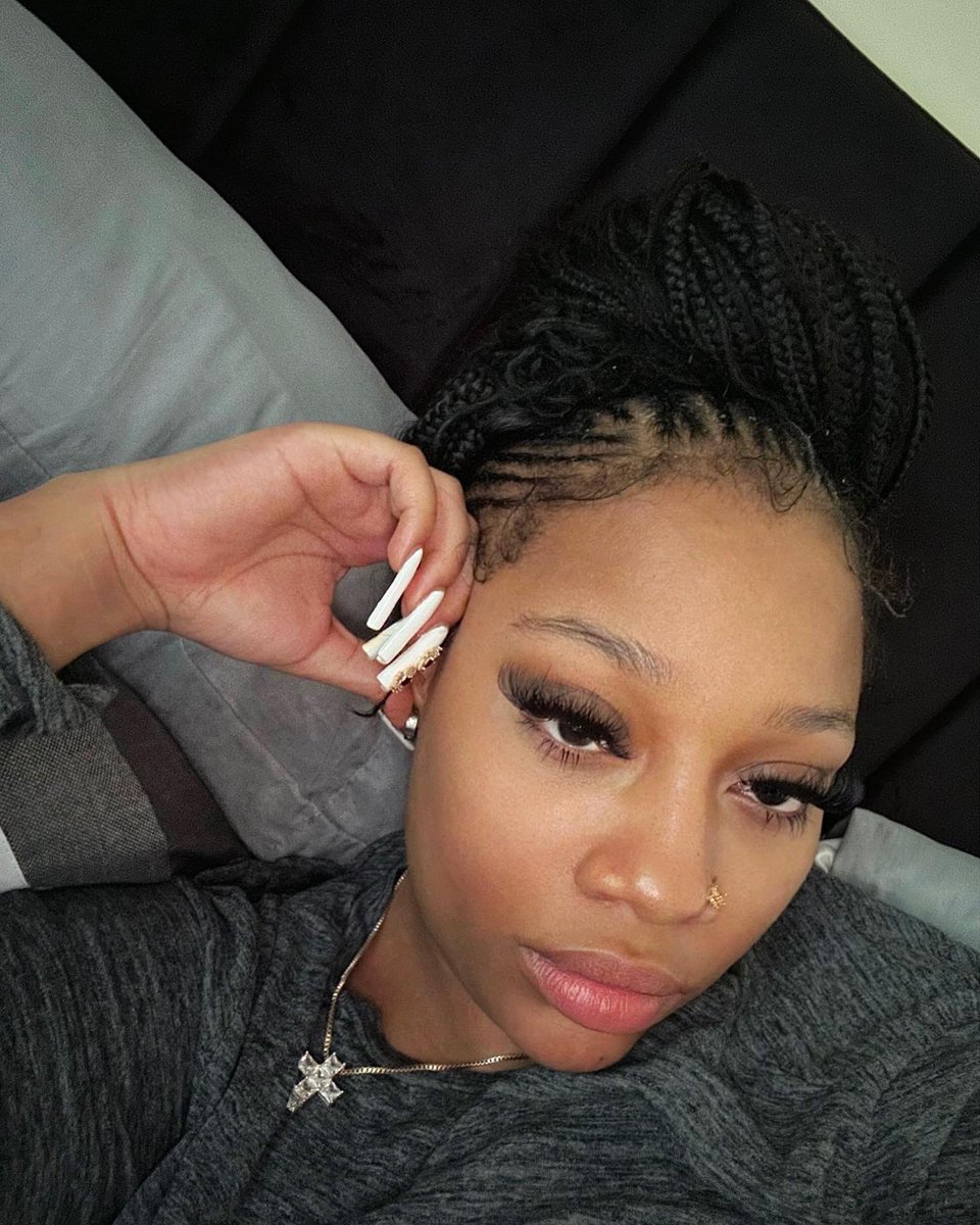 chillin w/ no makeup on.