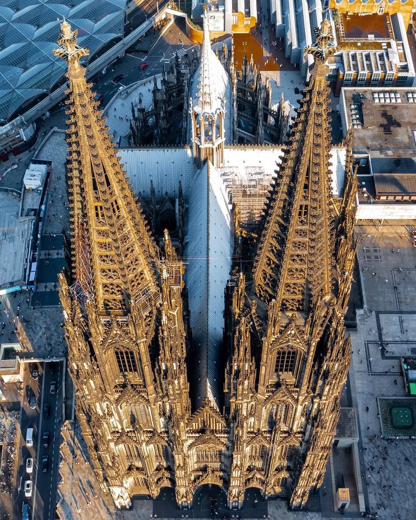 AliciaMimundo's tweet photo. La majestuosa catedral gótica, símbolo de la ciudad de Colonia, Alemania y desde 1996 Patrimonio de la Humanidad de la UNESCO, sobrevivió milagrosamente a los bombardeos de la
2ª Guerra Mundial. 
La más grande de este estilo en el norte de Europa, con 157,38 m de altura, su construcción empezó en 1248 finalizando 632 años después.