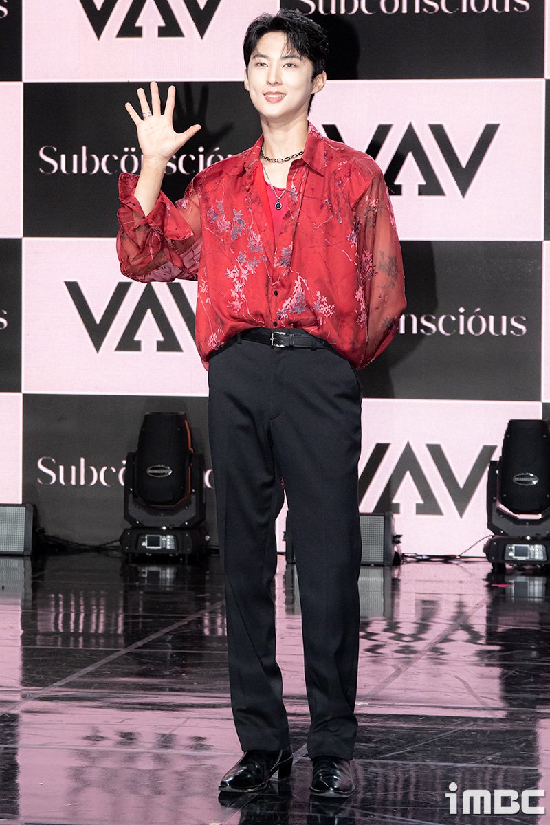 imbcenews's tweet photo. VAV 에이스, '에이스의 여유' #VAV #브이에이브이 #Subconsolous #서브칸셔스 #에이스 [iMBC 직찍]
https://t.co/d5HikBL655 https://t.co/fDCtHesPi2