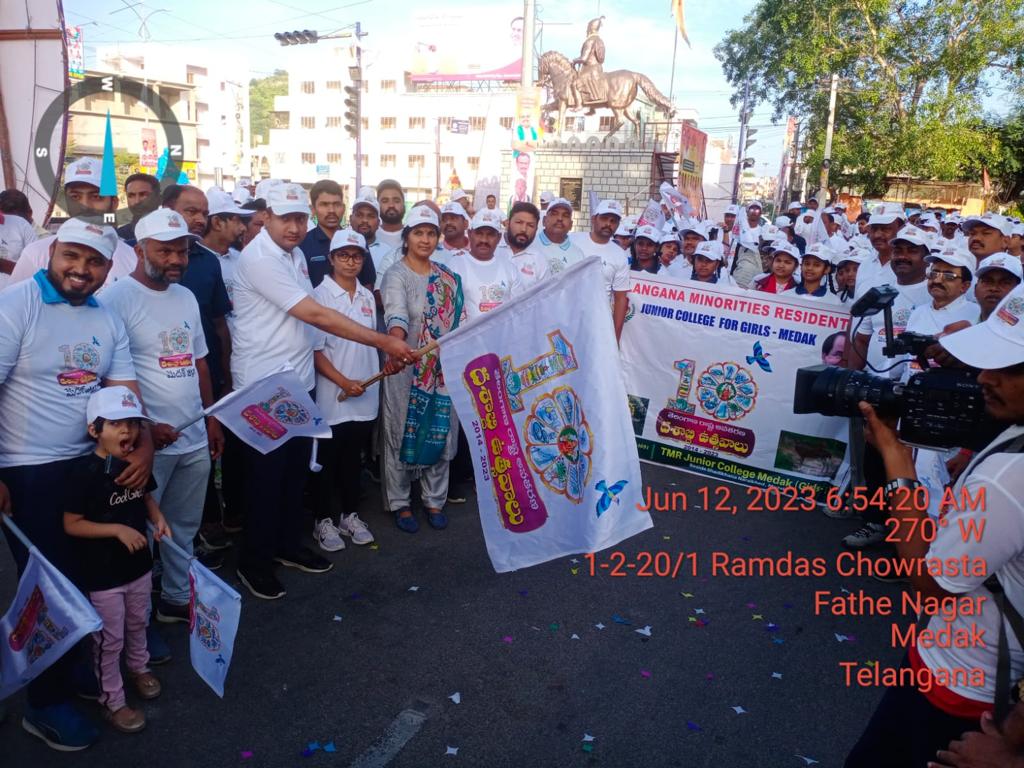 spmedak's tweet photo. తెలంగాణ దశాబ్ది ఉత్సవాల్లో భాగంగా మెదక్ పట్టణంలో నిర్వహించిన 2k రన్ లో మెదక్ ఎమ్మెల్యే శ్రీమతి పద్మ దేవేందర్ రెడ్డి గారు ముఖ్య అతిథిగా పాల్గొని జిల్లా కలెక్టర్ శ్రీ రాజర్షి షా మరియు ఎస్పీ శ్రీమతి రోహిణి ప్రియదర్శిని ఐపిఎస్ గారితో 2k రన్ లో పాల్గొన్నారు.
#TelanganaTurns10 #Run2k https://t.co/RDFAuiifNK