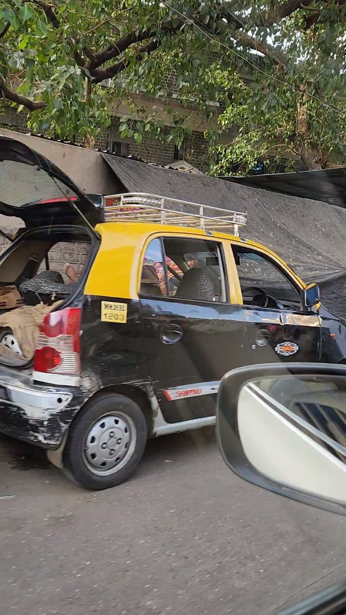 ismartbuoy_'s tweet image. Shanties of encroachers along the footpath of JJ hospital wall,  are bang opposite @mybmcWardB  not possible that they aren't aware. Goats, dogs, kids playing on the road, hazard for themselves and motorists. Footpath captured. @TOIMumbai @mybmc @MumbaiPolice #koihai? #Mumbai