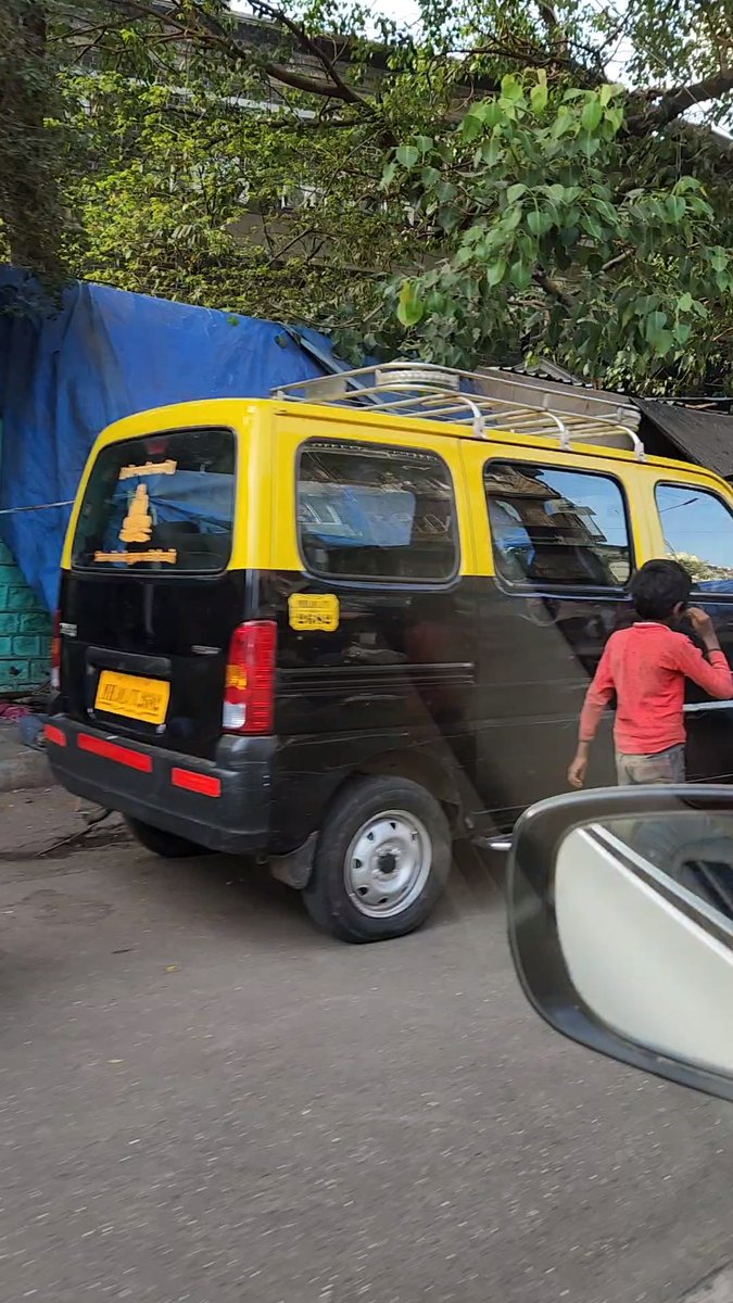 ismartbuoy_'s tweet image. Shanties of encroachers along the footpath of JJ hospital wall,  are bang opposite @mybmcWardB  not possible that they aren't aware. Goats, dogs, kids playing on the road, hazard for themselves and motorists. Footpath captured. @TOIMumbai @mybmc @MumbaiPolice #koihai? #Mumbai