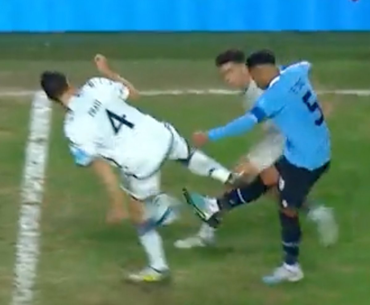 Alfredolara29's tweet photo. ¿Esta plancha alevosa es para amarilla?
El suizo del VAR corrigió al árbitro sueco que, aplicando el reglamento, le había sacado la tarjeta roja al jugador italiano.
La secuencia fotográfica es elocuente.
Si el italiano Infantino, presidente de la @FIFAcom tiene un poco de dignidad y ecuanimidad, debe pedir sanciones ejemplarizantes para el suizo del VAR y el árbitro sueco, por este disparate que atenta contra el fútbol y su credibilidad.
Vienen a jugar a América Latina y creen que pueden robarnos en la cara.
El sueco dejó que los italianos pegaran y cortaran el juego durante todo el partido.
Por otra parte, juez europeo y VAR con decisión de otro europeo, para una final en la que jugaba una selección europea.
Lamentable.
¿Los europeos aceptarían un árbitro sudamericano para jugar una final del mundo contra una selección sudamericana?
¿Y que el VAR estuviera a cargo de otro sudamericano? 
Los actuales dirigentes del fútbol sudamericano deben dejar de ser "subalternos" de los dirigentes europeos y hacerse valer.