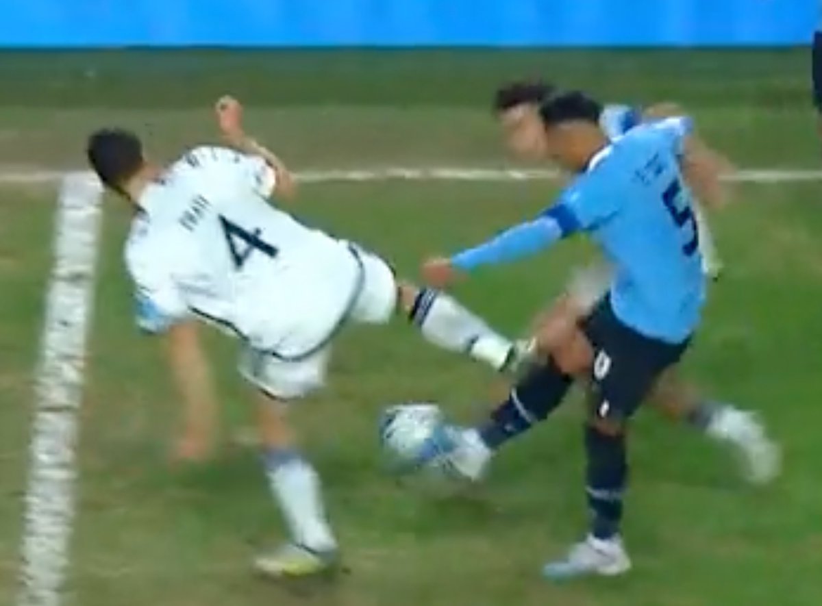 Alfredolara29's tweet photo. ¿Esta plancha alevosa es para amarilla?
El suizo del VAR corrigió al árbitro sueco que, aplicando el reglamento, le había sacado la tarjeta roja al jugador italiano.
La secuencia fotográfica es elocuente.
Si el italiano Infantino, presidente de la @FIFAcom tiene un poco de dignidad y ecuanimidad, debe pedir sanciones ejemplarizantes para el suizo del VAR y el árbitro sueco, por este disparate que atenta contra el fútbol y su credibilidad.
Vienen a jugar a América Latina y creen que pueden robarnos en la cara.
El sueco dejó que los italianos pegaran y cortaran el juego durante todo el partido.
Por otra parte, juez europeo y VAR con decisión de otro europeo, para una final en la que jugaba una selección europea.
Lamentable.
¿Los europeos aceptarían un árbitro sudamericano para jugar una final del mundo contra una selección sudamericana?
¿Y que el VAR estuviera a cargo de otro sudamericano? 
Los actuales dirigentes del fútbol sudamericano deben dejar de ser "subalternos" de los dirigentes europeos y hacerse valer.