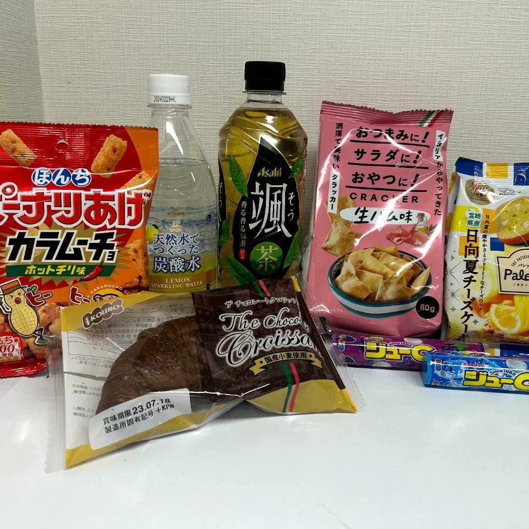 AMOREA_OFFICE's tweet photo. オフィスコンビニが新メニューになりました🥺✨

おすすめは
・palettie 日向夏チーズケーキ
・ジューC　サイダー味、ぶどう味
・CRACKER 生ハム味
・颯（そう）茶
・天然炭酸水　LEMON SPARKLING WATER

蒸し蒸しとした季節ですので、さわやかなドリンクや塩っ気のあるスナックがおすすめです👀💡 https://t.co/gezmbXG2WB