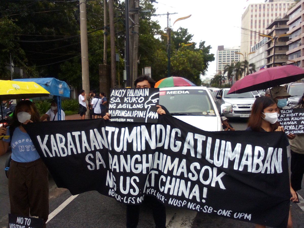 anakbayanncr_'s tweet photo. ARAW NG HUWAD NA KALAYAAN!
Isang kalayaang ipinagkaloob ng konstitusyon ang mag-kilos-protesta kaya naman ngayong ika-12 ng Hunyo ay nagtungo ang iba't ibang mga progresibong organisasyon sa Chinese Consulate at sa US Embassy—
#AtinAngPinas
#USChinaLayas
#DefendPHSovereignty https://t.co/9diqcijvZe