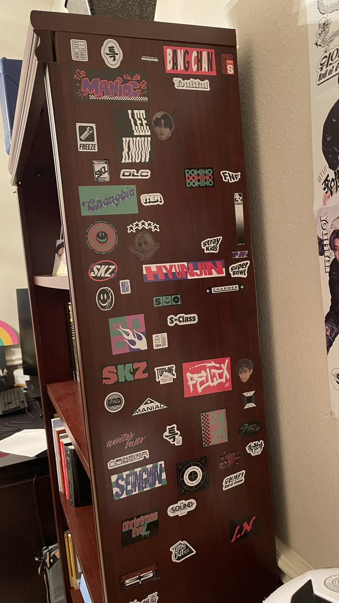 maxidentsam's tweet photo. didn’t know how to decorate the binder BUT I remembered I have stickers leftover from when I did my skz shelf 🤩 https://t.co/oxJYQgbm0d