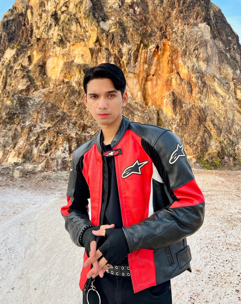 reflexyourmind's tweet photo. Mimpi nak burst sampai Milky Way, Dalam cockpit aku lead the way 🚀
Stay tuned @ovaofficialmy #OVASUPERNOVA ☄️Official Music Video by @hfilmsproduction 🎥
#OVA #SUPERNOVA #MalaysiaBoyBand https://t.co/dTlPgavlIH