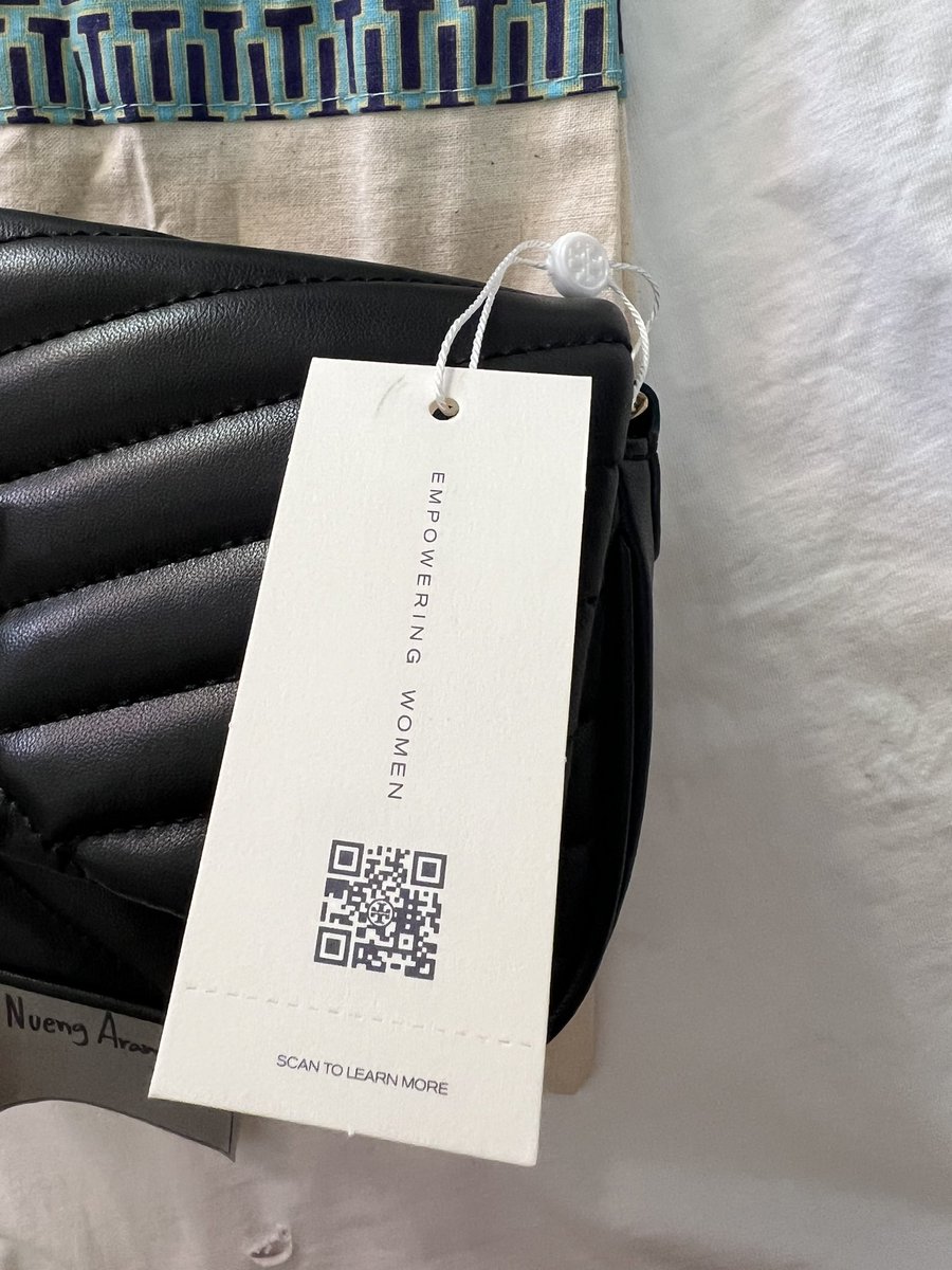 #toryburch 
ซื้อมาไม่ได้ใช้ ขอส่งต่อ‼️
Kira Chevron Small Shoulder Bag 9 สีดำ
5,500บาท (รวมส่ง)  ทักมาสอบถามได้นะคะ🥹