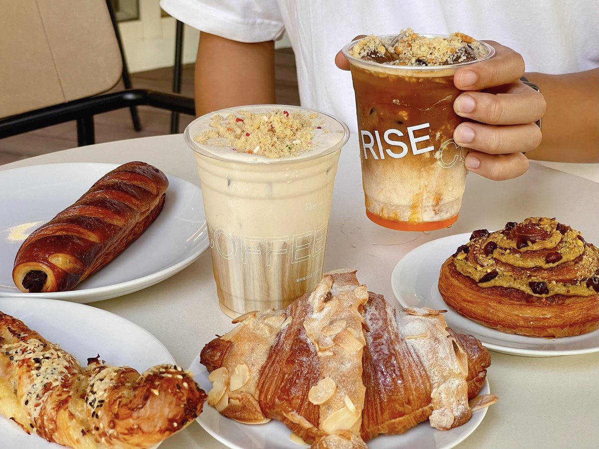 auhmmmmm's tweet photo. Rise Coffee สาขาใหม่ กาแฟอร่อย+สาขามีขนม Rise bake ให้เลือกหลายอย่างเลย 🥐🥨✨ โดยเฉพาะ Escargot อร่อยมากก ขนมเนื้อแน่น กรอบนอกนุ่มใน หอมพิสตาชิโอ แคนเบอร์รี่เปรี้ยวๆหวานๆกินคู่กับกาแฟส้ม Orange Wafer Latte 🍊☕️ บอกเลยว่าดีเว่ออ https://t.co/E7xYnsGqyV