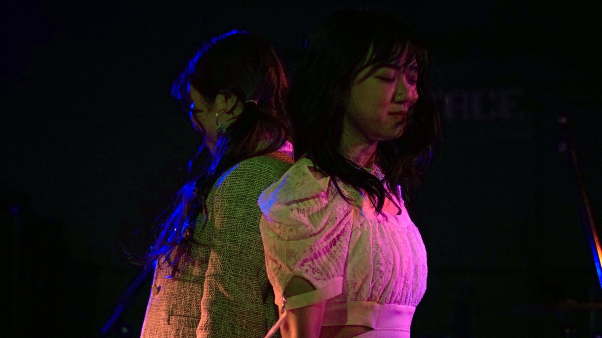 maketsun's tweet photo. 産休に入るひかるさん主催の「Salute! vol.2」、出演の望月美有希さんとShizukuさん。それぞれソロでの出演でしたが、声が似てるので一緒に歌ってみた、と。なかなかイイ感じでした。
#Salure #望月美有希 #Shizuku https://t.co/2EAT0KI0i2