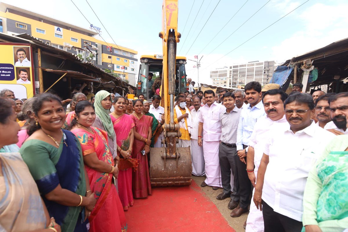 மக்கள் நலன் காக்கும் மன்னவர், மாண்புமிகு தமிழ்நாடு முதலமைச்சர் தளபதி @mkstalin அவர்களின் நல்லாசியுடன், கோவை வடக்கு தொகுதி வார்டு எண் 69ல் உள்ள அண்ணா காய்கறி மார்க்கெட் வளாகத்தை, ரூ.3.86 கோடி மதிப்பில் புனரமைத்து கூடுதல் கட்டிடங்கள் கட்டும் பணியை இன்று துவக்கி வைத்த போது..