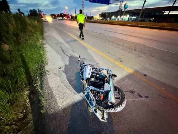 ⚠️Akyazı ilçesinde tır ile motosikletin çarpışması sonucu motosiklette bulunan 17 ve 18 yaşındaki iki genç ağır şekilde yaralandı.