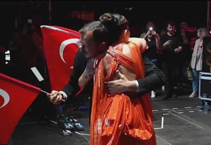 Ferda_3365's tweet photo. Halkın verdiği bütün tepkilere rağmen seçim sürecinde seçmeni hedef alan Melek Mosso’ya konser verdirdin.
Bu halk bunu unutmaz !..

#CüneytYükselKovulsun https://t.co/u4OUJn3Ocv