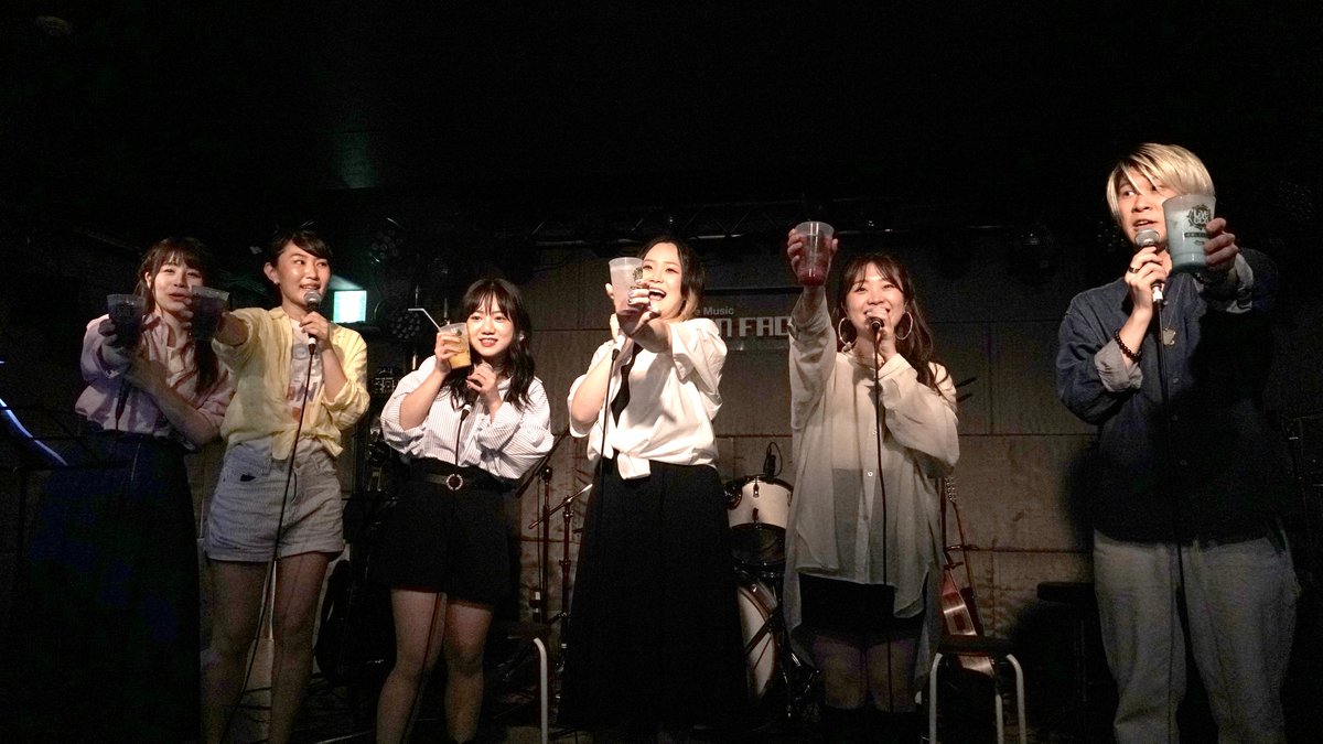 maketsun's tweet photo. ひかるさん主催の「Salute! vol.2」出演のこすげといづみのお二人。あれ、どっかで聞いたことあるイントロ…、と思ったらWinkの「淋しい熱帯魚」! 振り付き! 80〜90年代POPSや劇団の作品中の楽曲を歌われた。劇中の歌は雰囲気とか良かったな。
#ひかる #Salure #こすげといづみ https://t.co/EFFQqPzgu6