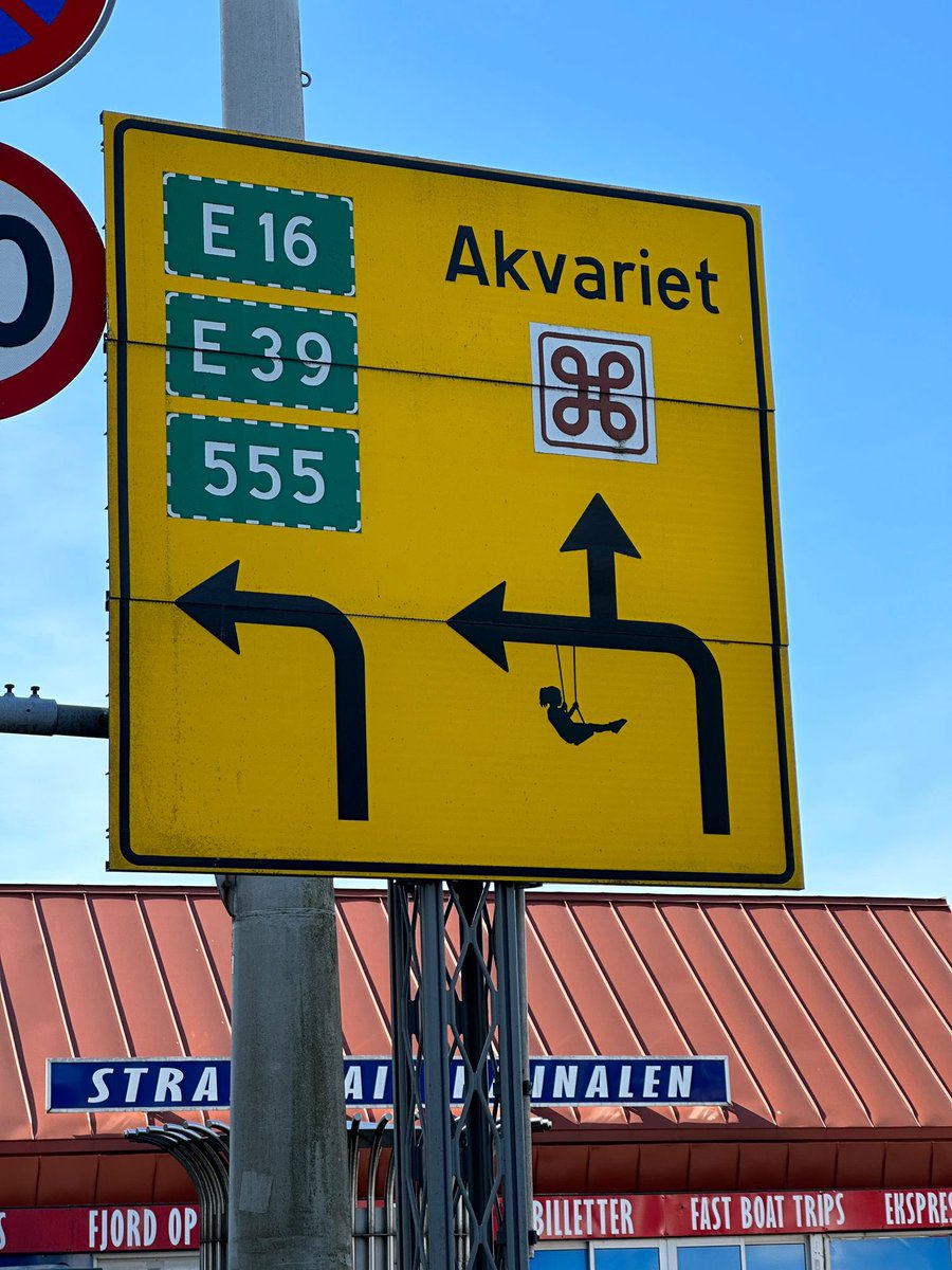 #Straatjutten #Bergen (N). Schommelend meisje maakt het formele maar saaie verkeersbord in het Noorse Bergen opeens speels. Foto: Maarten van 't Hof 

Leer je team anders kijken tijdens de workshop Straatjutten. Download de folder: bit.ly/3UJQzFQ