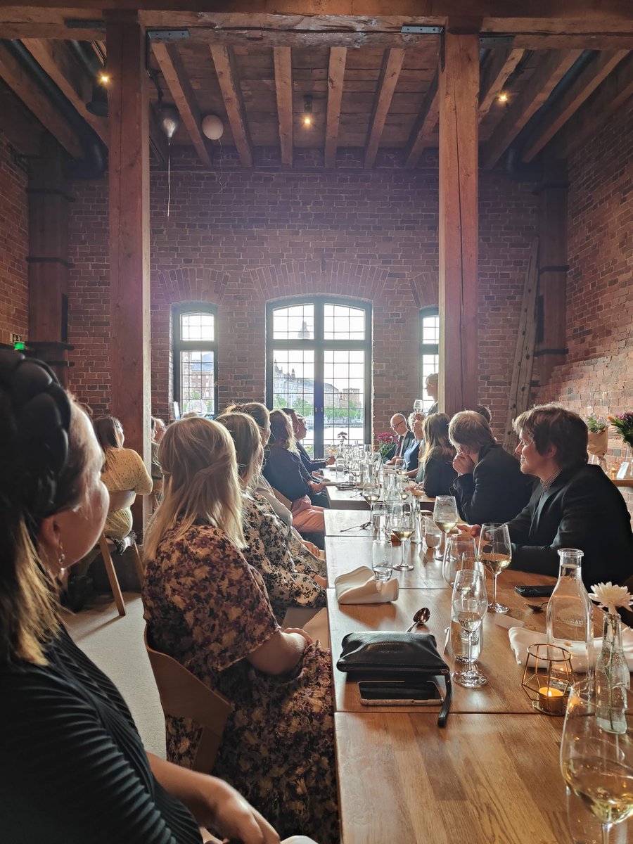 Still trying to comprehend what an amazing day it was📚🎩 Special thanks to the best opponent one could imagine @ghoogj, my wonderful supervisors <a href="/VPTynkkynen/">Veli-Pekka Tynkkynen 🇫🇮 🇪🇺 🇺🇦</a> &amp; Tuomas Ylä-Anttila, and last but not least my dear <a href="/HurriKaroliina/">Karoliina Hurri</a> 💙