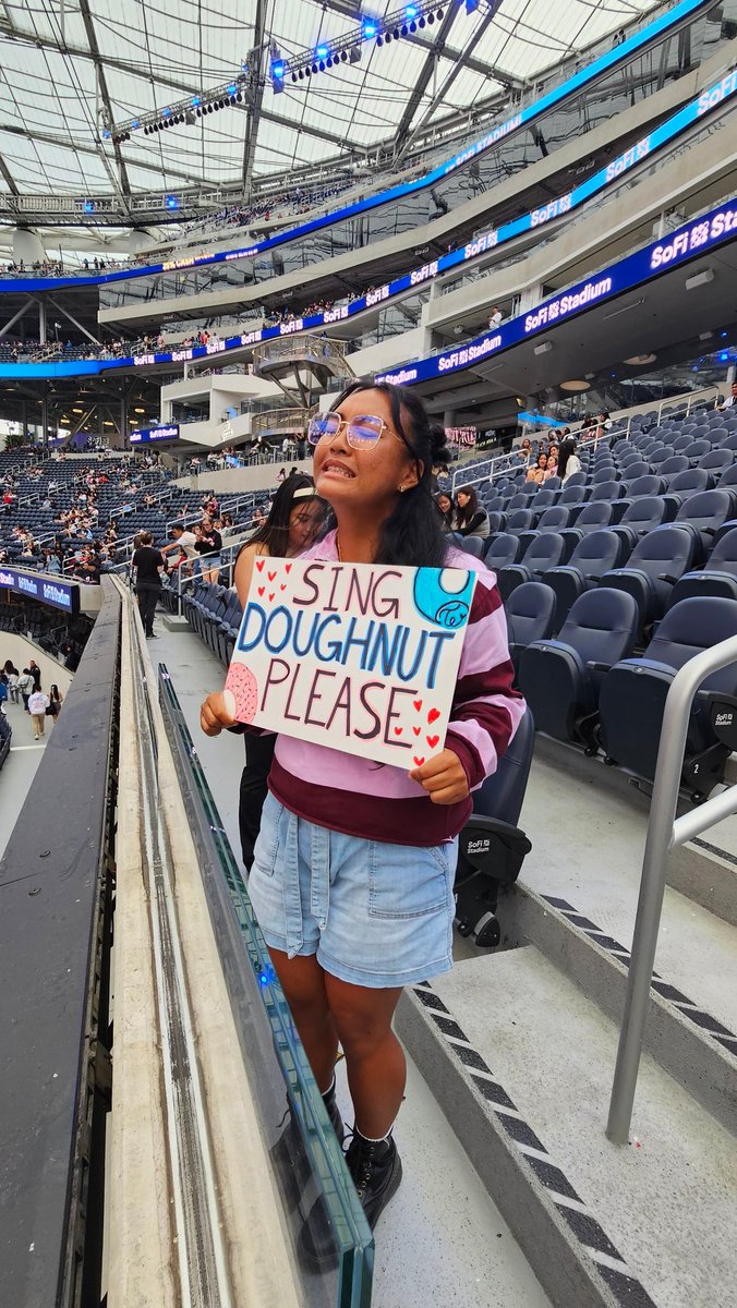 kelselyb's tweet photo. WE GOT DOUGHNUT LIVE. IM SO SURE I WILL NEVER GET OVER THIS. 🩷🩷🩷🫠😭😭😭😭 @JYPETWICE_JAPAN @JYPETWICE
#RTBinLA #TWICE_5TH_WORLD_TOUR #TWICEinLA https://t.co/KWSPfQedsh