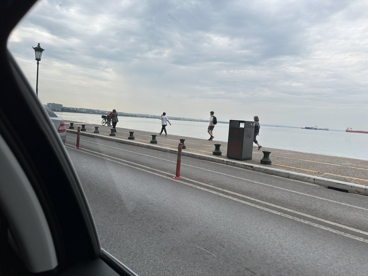 Camino de C.E.R.T.H. (“EKETA” en griego) el centro de investigación en Tesalónica (Grecia) que organiza la reunión ONCODIR…
El paisaje con personas paseando junto al Mar Egeo es más bonito que la sala cerrada donde estaré casi todo el día… 
En fin…. Todo sea por la ciencia