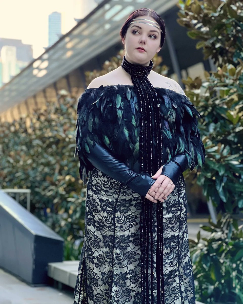 I debuted Fireside Padme at Melbourne OZCC this weekend, and I felt so regal.
•
 Five metres of feathers and 600+ beads on the neckpiece for those who were wondering
•
📸 @bambievee
Dress made by me
#starwars #padmeamidala #attackoftheclones