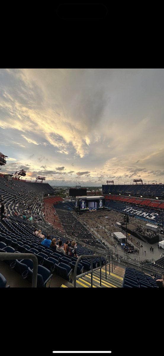 magee_alexa's tweet photo. from 327 to 4th Row ๐ค @CountryMusic @chevrolet #chevycma https://t.co/2Ezfk2fkbo