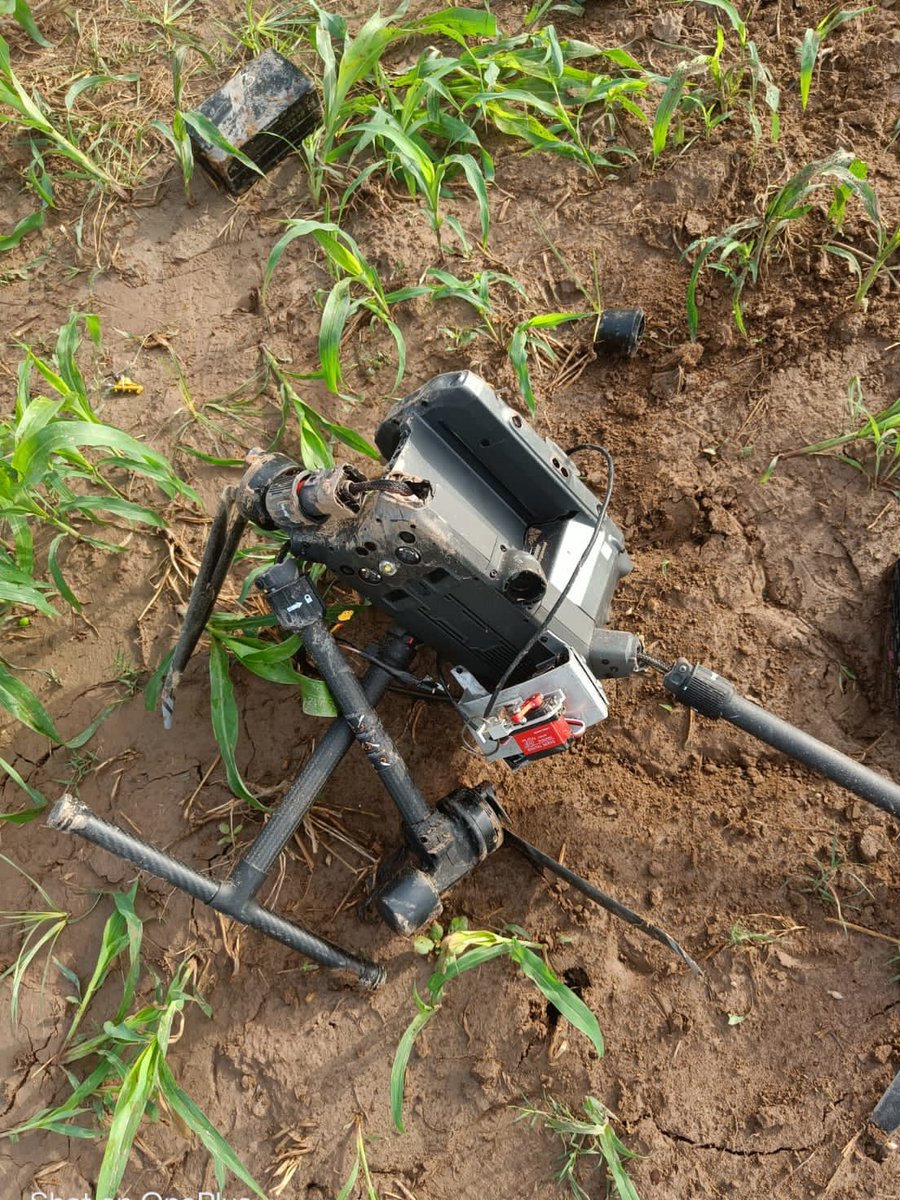 #AlertBSF successfully shot down a Pakistani drone near the International Border in Amritsar. A broken drone was recovered near the Gurudwara of Shaidpur Kalan village. This incident highlights the vigilance of the BSF in guarding the India-Pak border.

#BSFAgainstDrugs
#TejRan