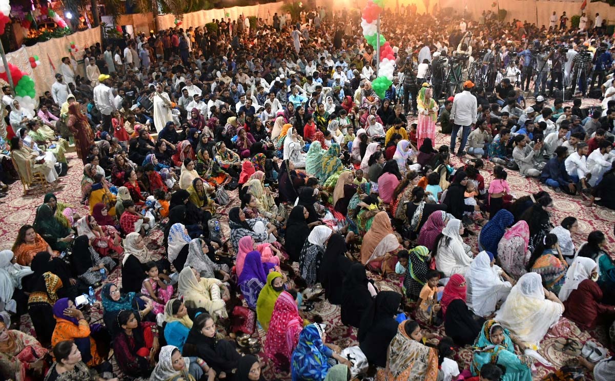 MQMPakHyd's tweet photo. آل پاکستان متحدہ اسٹوڈنس آرگنائزیشن کے 45ویں یوم تاسیس کے سلسلے میں مرکز بہادرآباد سے متصل پارک میں مرکزی پروگرام منعقد کیا گیا جس میں طلبا و طالبات سمیت نوجوانوں کی بڑی تعداد نے شرکت کی یوم تاسیس کے موقع پر #APMSO کی جانب سے سالانہ پوسٹر اور ترانے کا اجراء کیا گیا

#OurHopeAPMSO https://t.co/ygrUtZUMV7