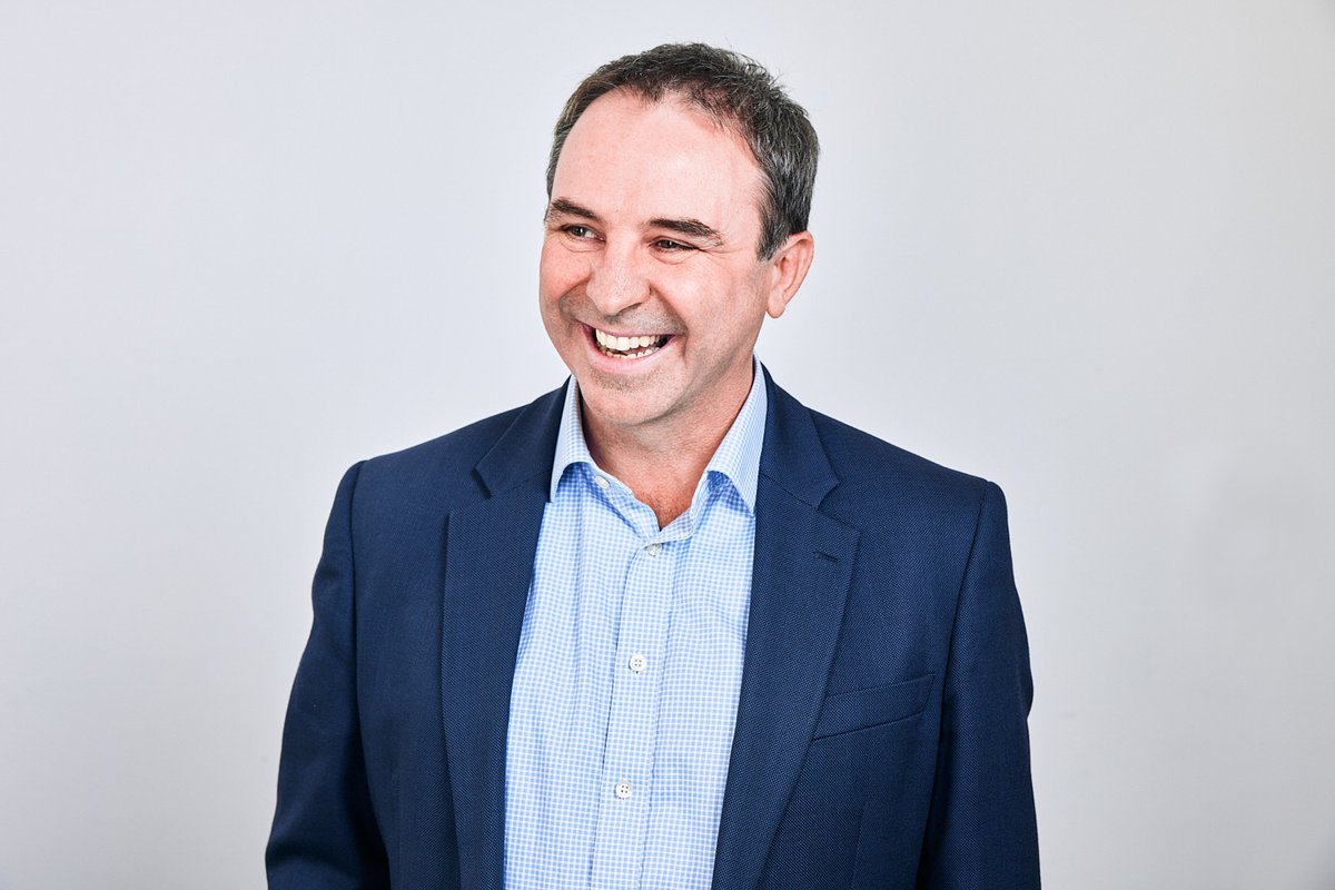 Kickstarting the week with a smile. Because you can smile for your corporate photos!  

#corporateheadshots #businessheadshots #headshotslondon