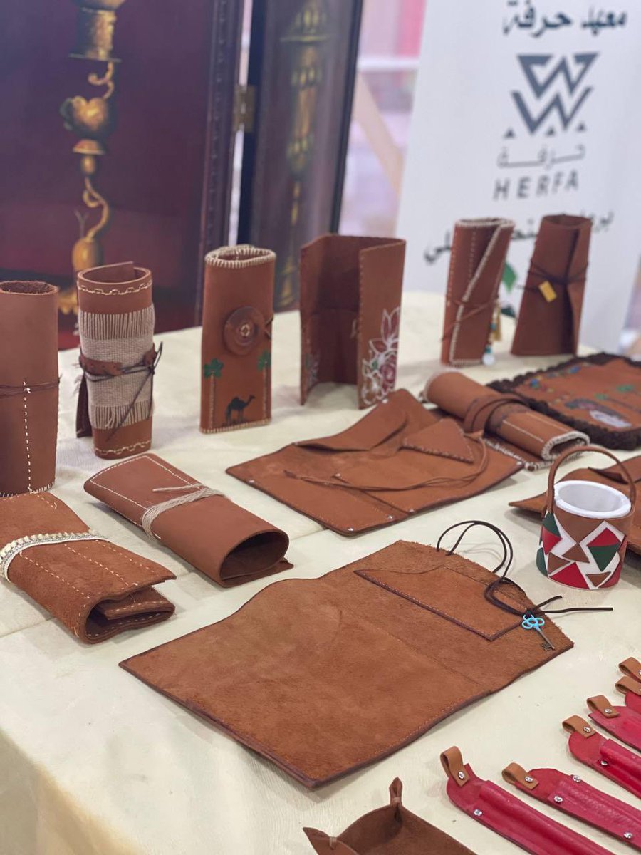 herfah_ksa's tweet image. اختتمت #جمعية_حرفة دورة #الجلديات  بحمد الله وفضله والتي أُقيمت بالتعاون مع #هيئة_التراث و #جمعية_التنمية_الاهلية بكورنيش الدمام 
بدعم من #البنك_الاهلي ضمن مبادرة #اهالينا 
وتم تأهيل ١٥ متدربة مع المدربة: أ.ولاء النفيعي