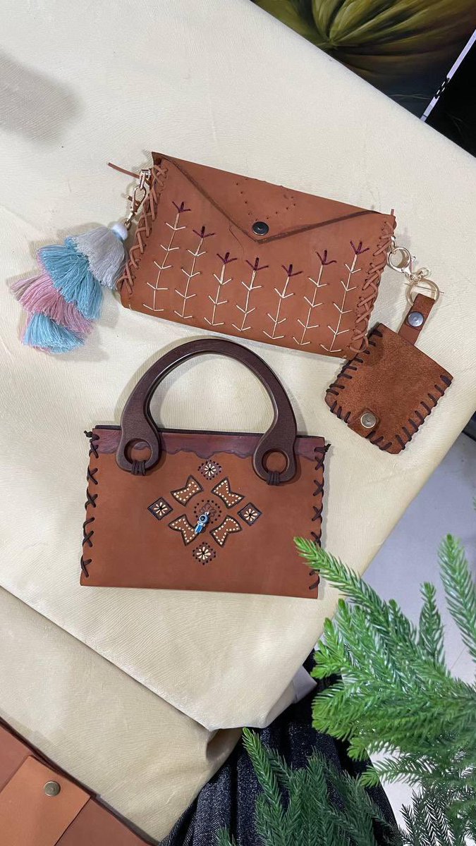 herfah_ksa's tweet image. اختتمت #جمعية_حرفة دورة #الجلديات  بحمد الله وفضله والتي أُقيمت بالتعاون مع #هيئة_التراث و #جمعية_التنمية_الاهلية بكورنيش الدمام 
بدعم من #البنك_الاهلي ضمن مبادرة #اهالينا 
وتم تأهيل ١٥ متدربة مع المدربة: أ.ولاء النفيعي