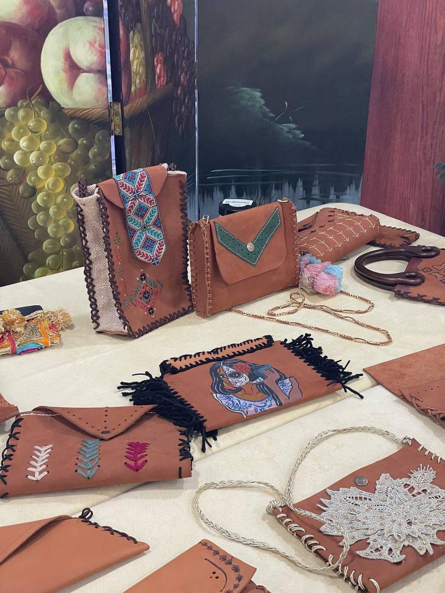 herfah_ksa's tweet image. اختتمت #جمعية_حرفة دورة #الجلديات  بحمد الله وفضله والتي أُقيمت بالتعاون مع #هيئة_التراث و #جمعية_التنمية_الاهلية بكورنيش الدمام 
بدعم من #البنك_الاهلي ضمن مبادرة #اهالينا 
وتم تأهيل ١٥ متدربة مع المدربة: أ.ولاء النفيعي