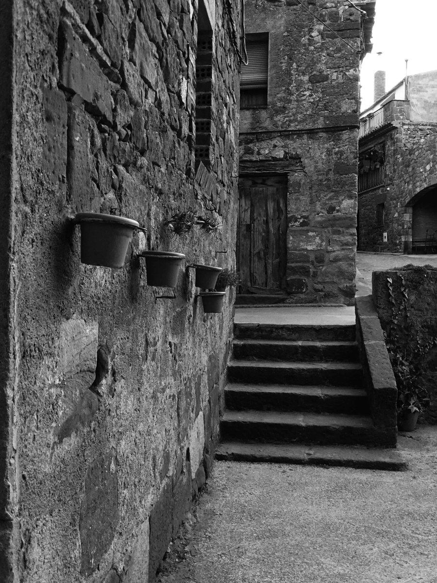 Torretes d'escales...Prades #prades #baixcamp #muntanyesdeprades #païsoscatalans #catalunya #landscapephotography #landscape #landscapes #landscape_captures #landscape_lovers #streetstyle #streetsphotography #street #bnw #bnwphotography #bnwmood #bnw_greatshots #bnw_captures