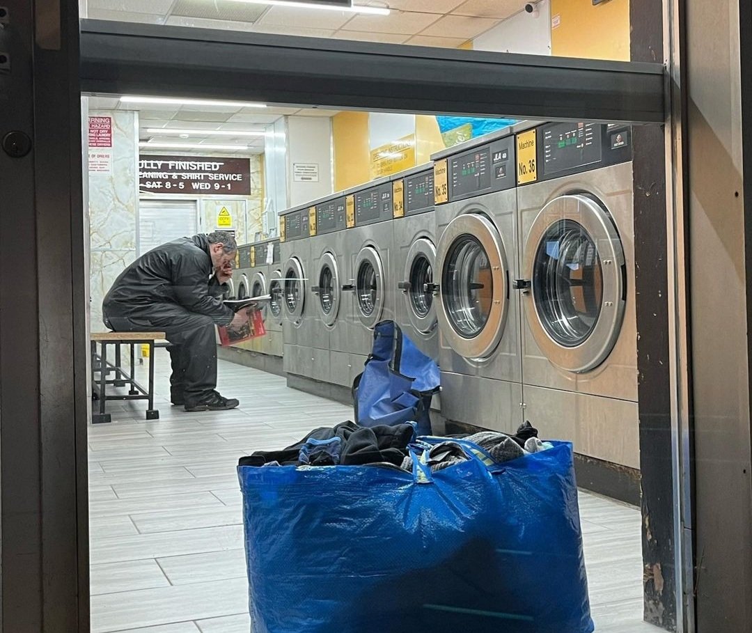 A beautiful Launderette 🧺🥰🧺
📷 @kathgreenphoto 
#london #launderette #vintagelondon #retrolondon #londonlaunderettes #londonlife #londonstreets #coinop #laundry #coinlaundry #streetphoto #streetphotography #laundromat #laundryroom #photooftheday