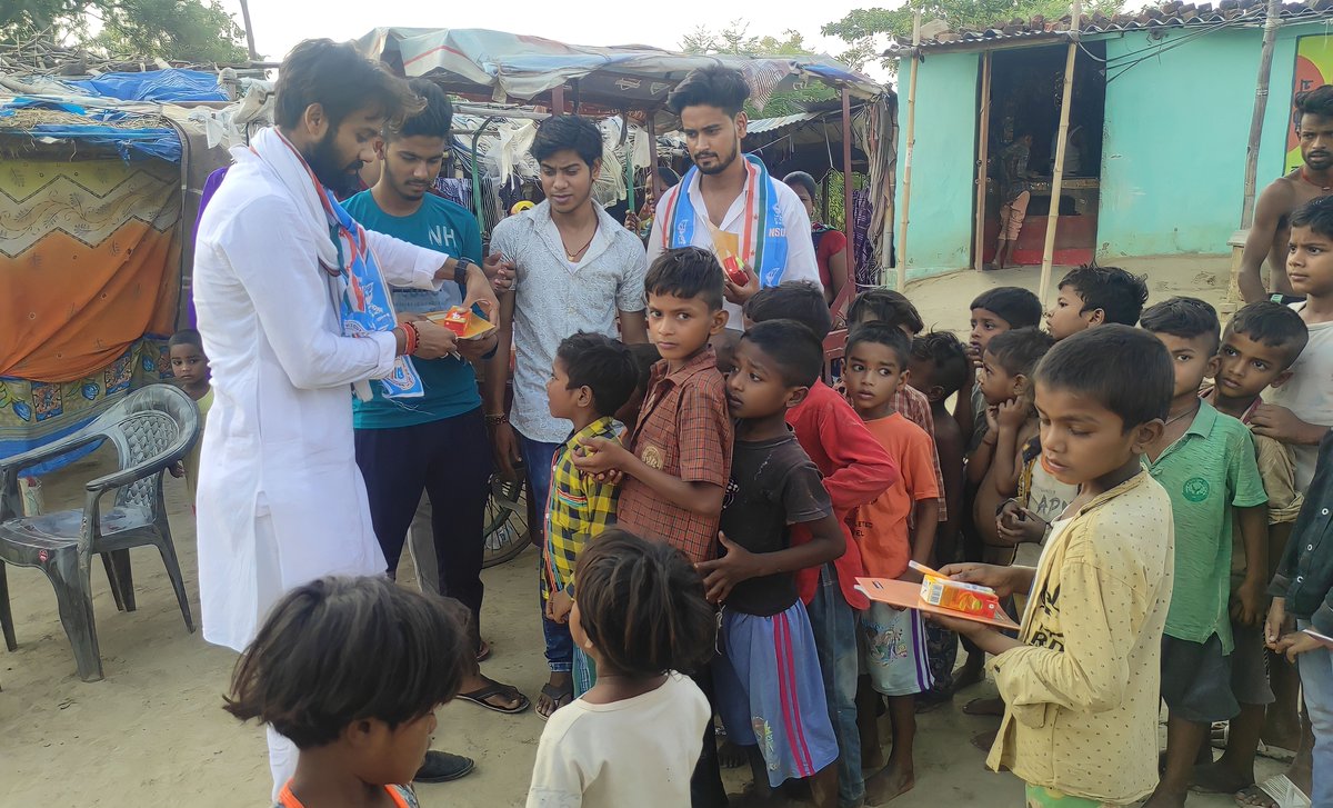 आज जननेता श्री <a href="/RahulGandhi/">Rahul Gandhi</a> जी के जन्मदिन के उपलक्ष में अपने नेता श्री अनुराग राज त्रिवेदी जी के साथ शहर के गरीब असहाय बच्चों के बीच पाठ्यक्रम सामग्री एवं आम का जूस वितरण कर मोहब्बत की दुकान खोलने का प्रयास किया...🩷😇