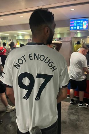 Manchester United have issued an indefinite club ban to an individual who wore a t-shirt mocking the victims of the Hillsborough tragedy.
Banter is great , this is shameless!
Biggest Muppet ever 🚮
