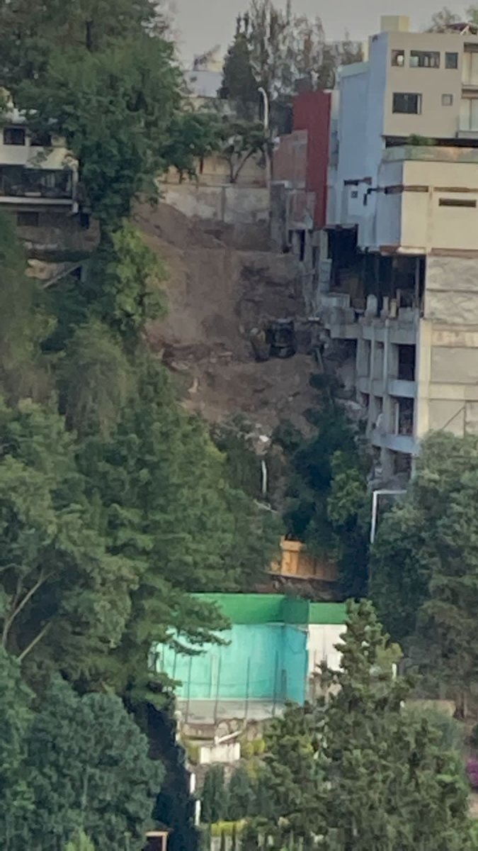 ACHEcolonos's tweet photo. Continúa la destrucción masiva de nuestras barrancas y áreas naturales protegidas desde .@GobNau en Fuente de Águilas 222-224 sin autoridades .@CEPANAF .@CONANP_mx .@propaem_sma .@SEMARNAT_mx que hagan NADA. .@ColonosTK Sellos de clausura en el piso. https://t.co/EhoZW3RZme