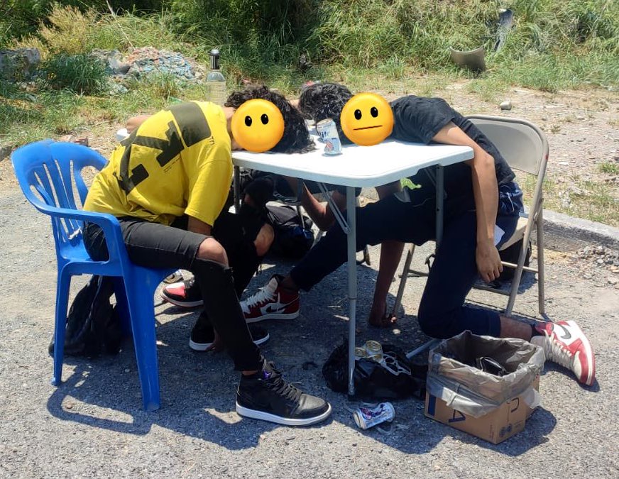 Este domingo después de mediodía fueron hallados tres jovenes sin vida en la Privada Arteaga de #NuevoLaredo quienes consumían bebidas alcohólicas. En el lugar latas de cerveza bud light, miller lite y maestro doble tequila, no presentan huellas de violencia.