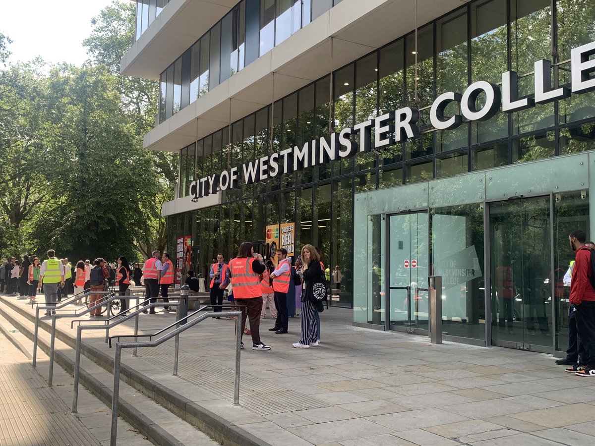 MuradQureshiLDN's tweet photo. Another fatality of a local lad from knife crime in #PaddingtonGreen This time in St Mary’s Church Yard at lunchtime - when’s this all going to end? @WestminsterXtra @CityWestminster https://t.co/Gw2euz6c77