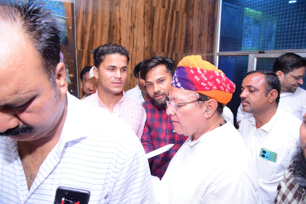 BalotraNitesh's tweet photo. @IYCNagaur में शिक्षा मंत्री @DrBDKallaINC जी से कोंग्रेस कार्यकर्ता व संघर्ष शील CHA ने 28000 नर्सेज के लम्बित पड़ी घोषणा को पुरा करने के लिए कहा जिससे @INCIndia मजबूत हो सकें प्रत्येक CHA परिवार का आग्रह रोजगार देकर भविष्य सुरक्षित करें @BalotraNitesh @Insaf_ali_rj21 @RajCMO https://t.co/yki3DyFICg