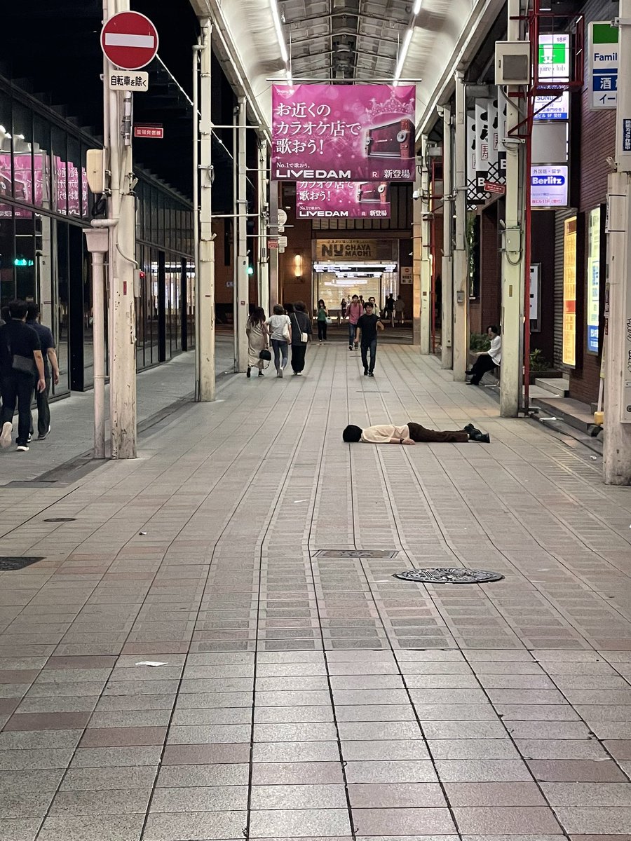 梅田のお初天神…お兄ちゃんそんな所で寝たら風邪引くで。その後無事に目覚めはりました。