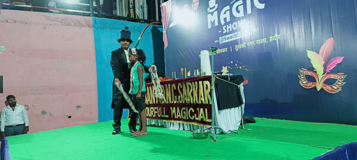 Have you ever heard of a #magic show in an open #drain (nullah)! It is possible in #Indore , only, the cleanest city of #India. @SwachhIndore @IndoreCollector @comindore @advpushyamitra @ChouhanShivraj @iShankarLalwani @HarshikaIAS