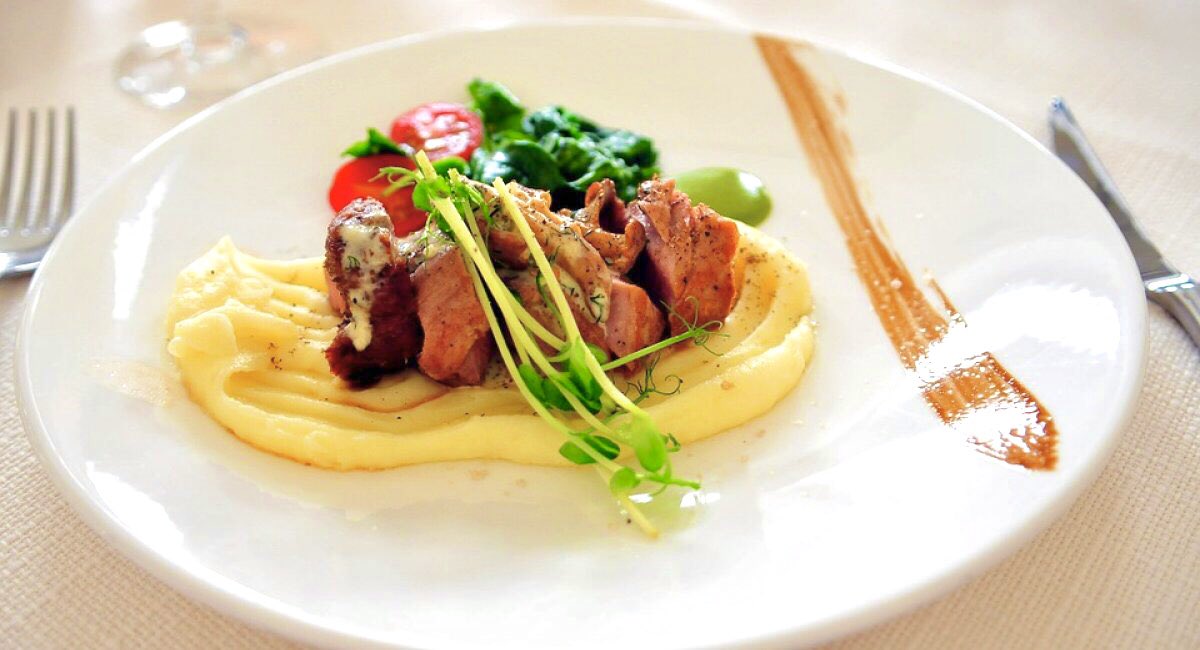 Burchs_Resort's tweet photo. Our steak in a garlic herb butter sauce served with creamy mashed potatoes and greens will leave your taste buds wanting more! 🤤

#dinnertime #alacarte #foodie #tranquilityawaits #NationMediaGroup #MosesKuria #CitizenTV #SyokimauRobbery #Ashes2023 #UEFANationsLeague https://t.co/b44BQXgmCV