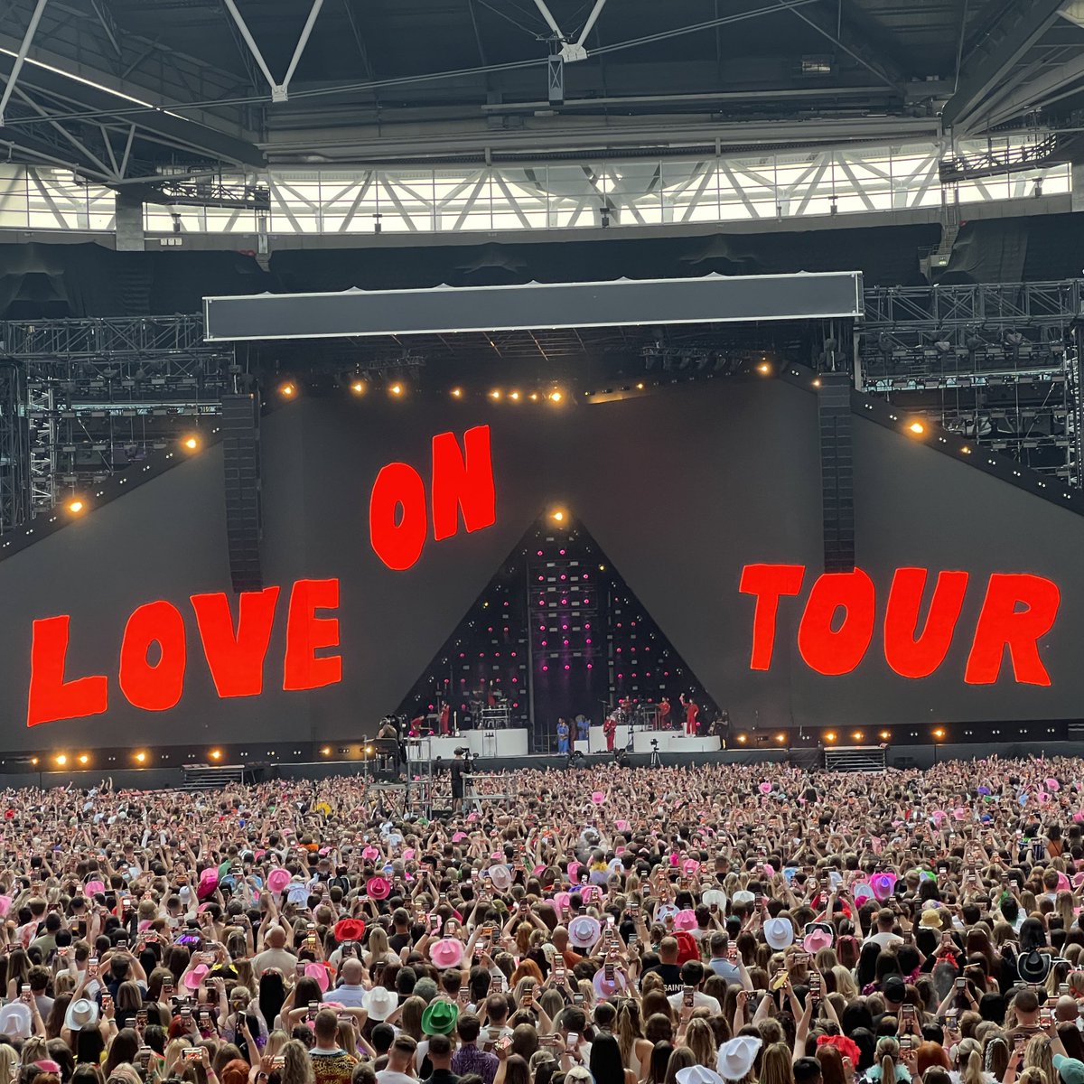 missing love on tour a LOT 🥺