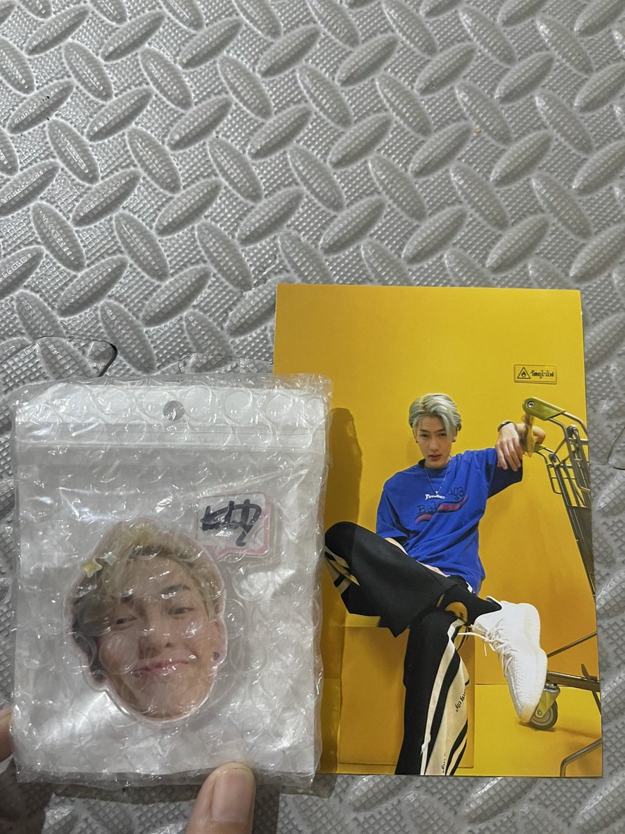 Hakuzai1's tweet photo. ขาย กริ๊ปต็อกต้า+ ลายเซ็น แถมรูปต้า 350- รวมส่ง #Mistinextarbom #taratiwat #ตลาดนัดวัดพลุ #ต้าบอม https://t.co/6JzZRd7i1U