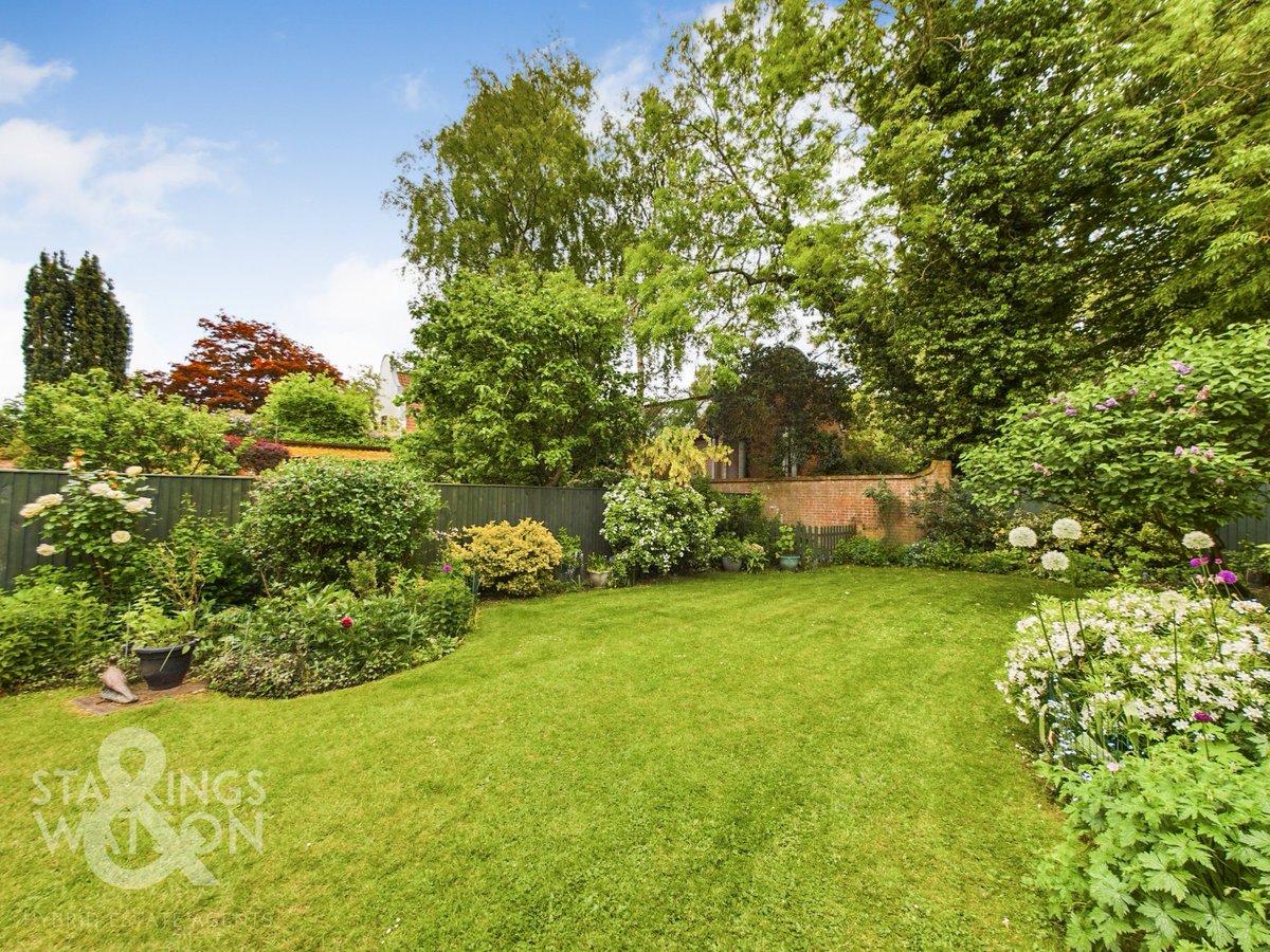 Un-Listed Semi-Detached Thatched Cottage | Two Double Bedrooms | 0.2 Acre Plot (stms) with Private Gardens to Front &amp; Rear | Rural Village Setting with Countryside Surrounds

Guide Price £475,000
📍 Buckenham Road, Strumpshaw
🏡 View Full Details Here: ow.ly/ZhQB50ORkzW