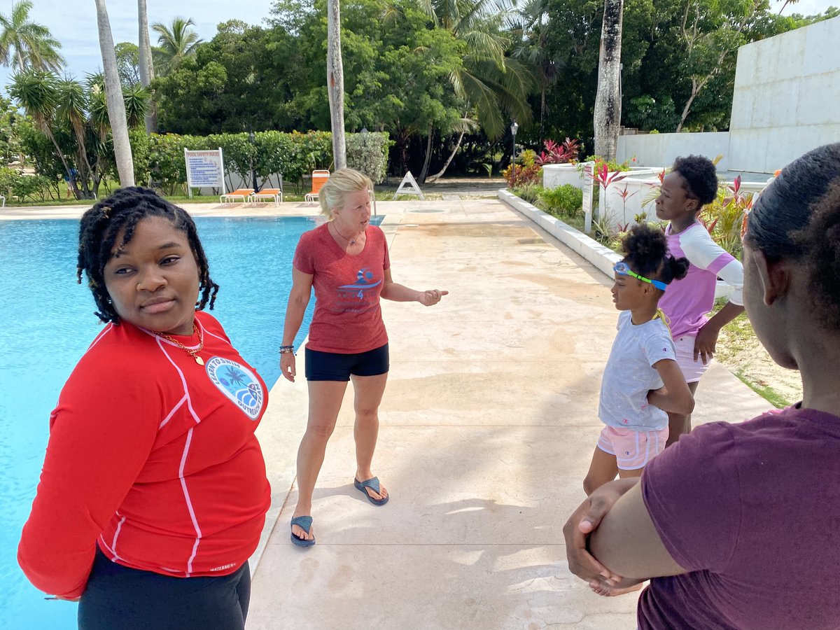 💦It's the 1st day of our 'Learn to Swim' FREE community swimming program & safety comes FIRST! Our excited students are registered and taken through the Dry Curriculum and Pool Safety Protocols BEFORE the lessons begin in The Retreat's sparkling saltwater pool. #swimsafety